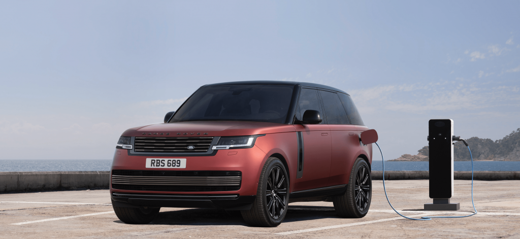 Parkert rød Range Rover på lading