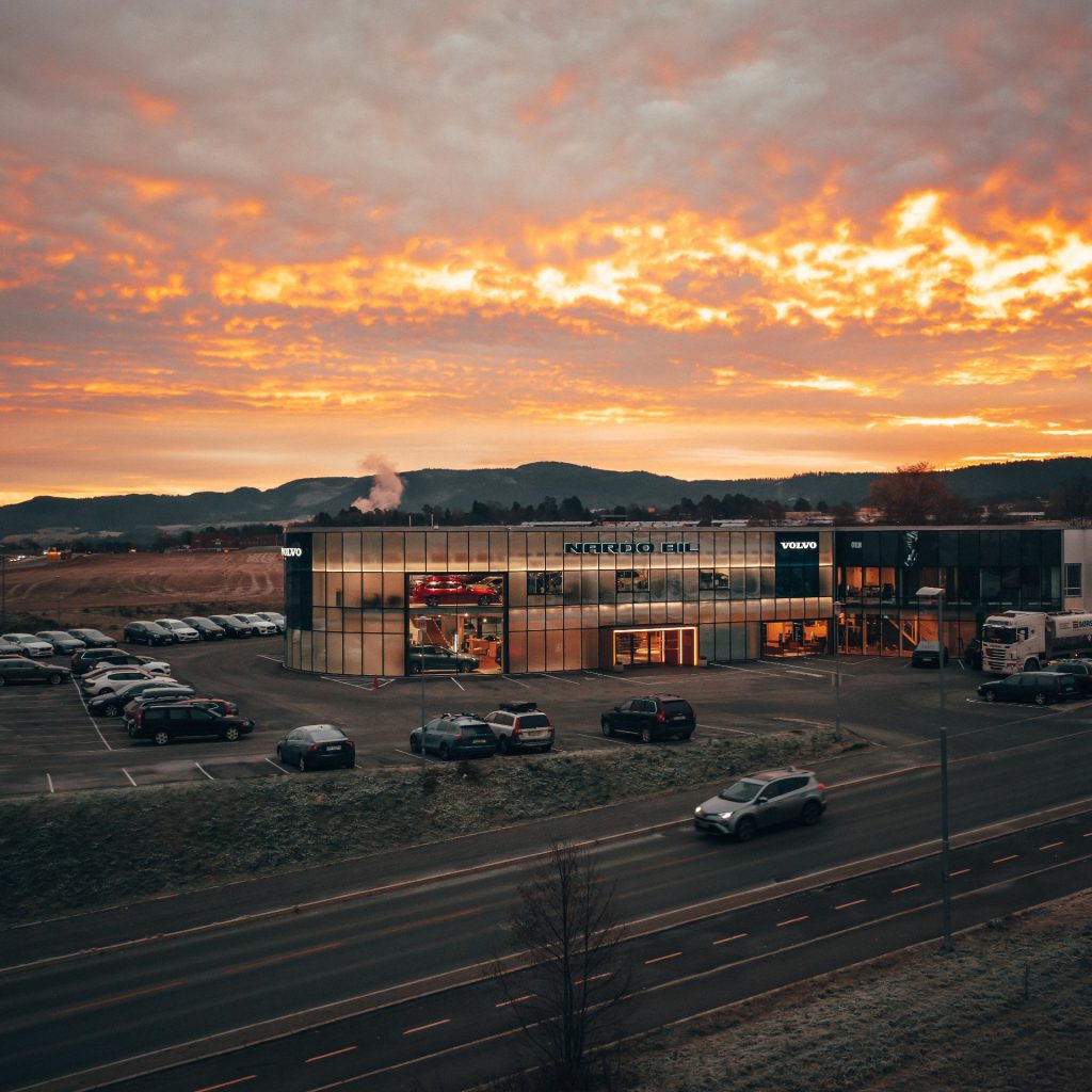 Stort, moderne bilanlegg i solnedgang