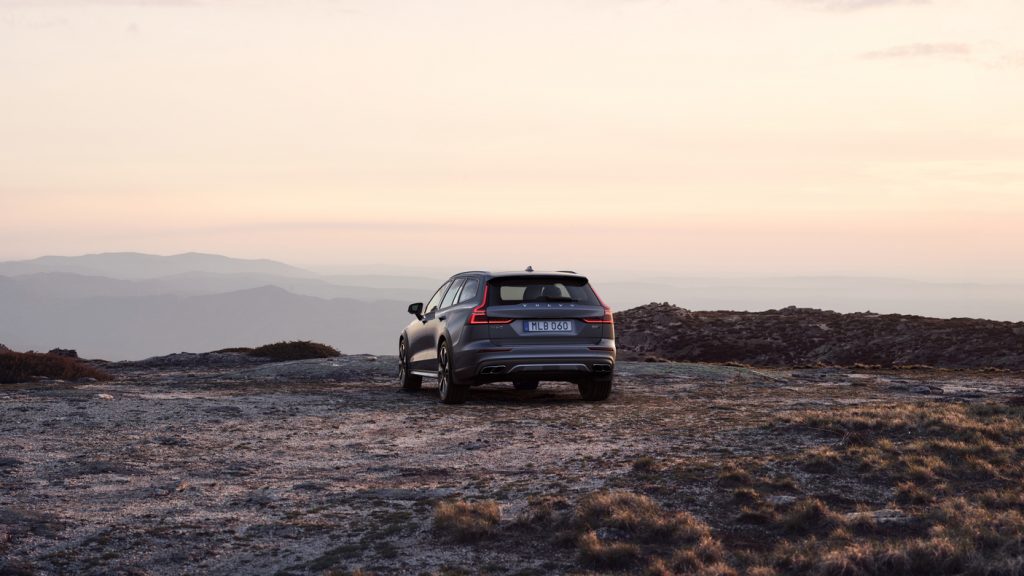 Baksiden av en Volvo med solnedgang i bakgrunnen