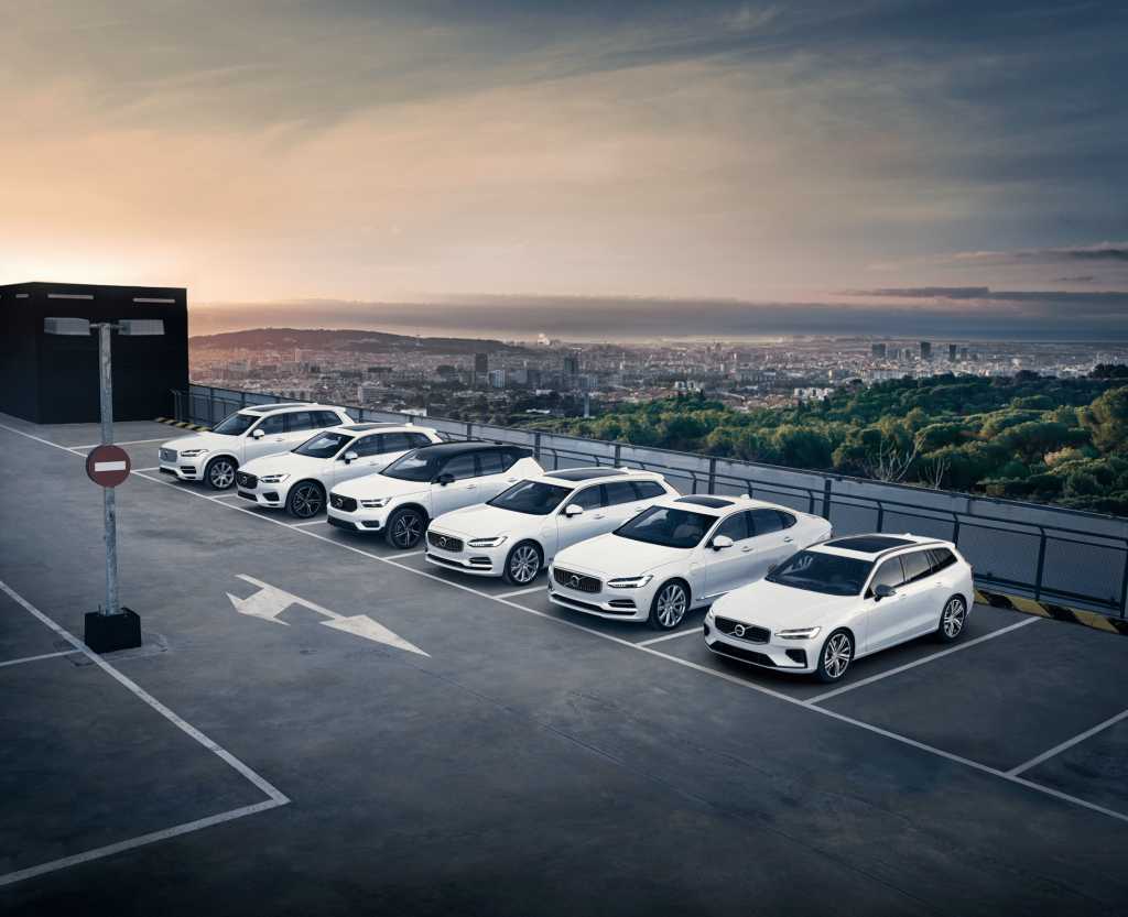 Hvite volvoer parkert på rekke