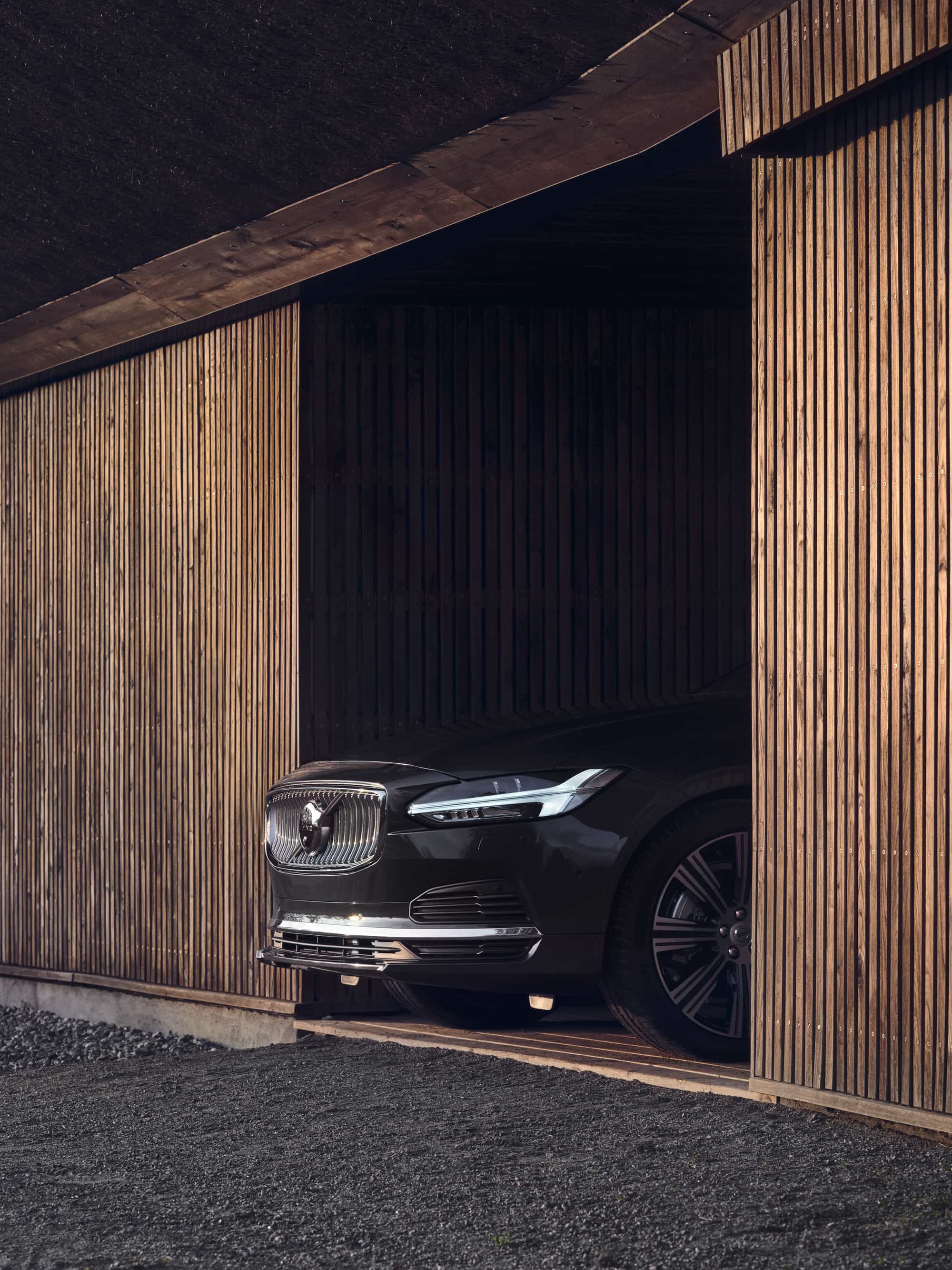 Volvo kjører ut av garage