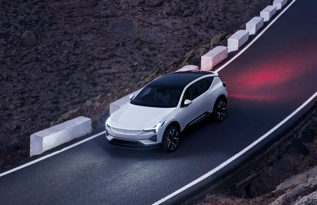 Hvit Polestar kjørende på vei