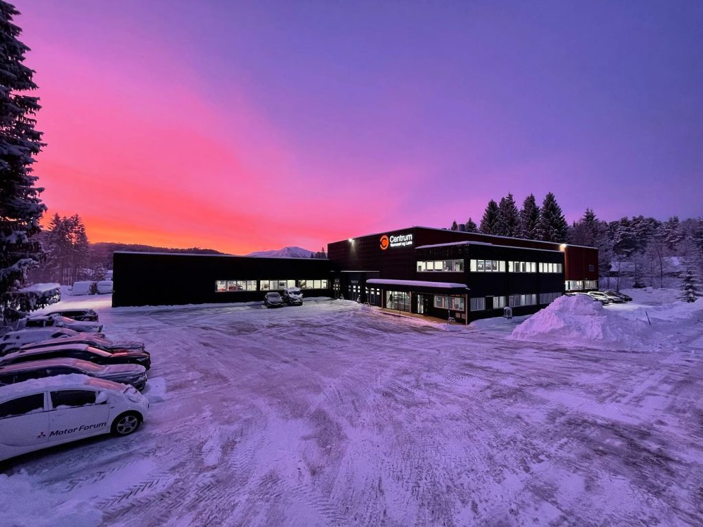 Verkstedbygning i solnedgang