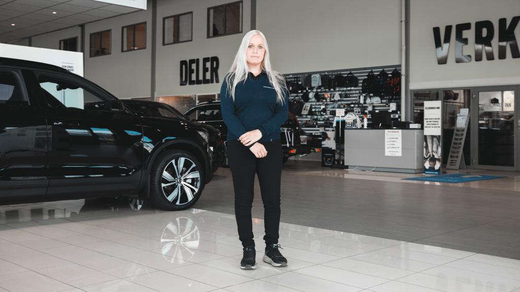 Kvinne står på et bilverksted