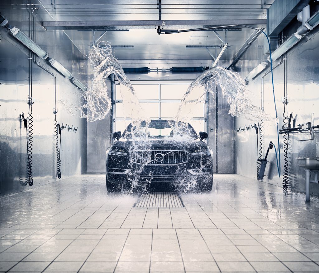 Svart Volvo i vaskehall