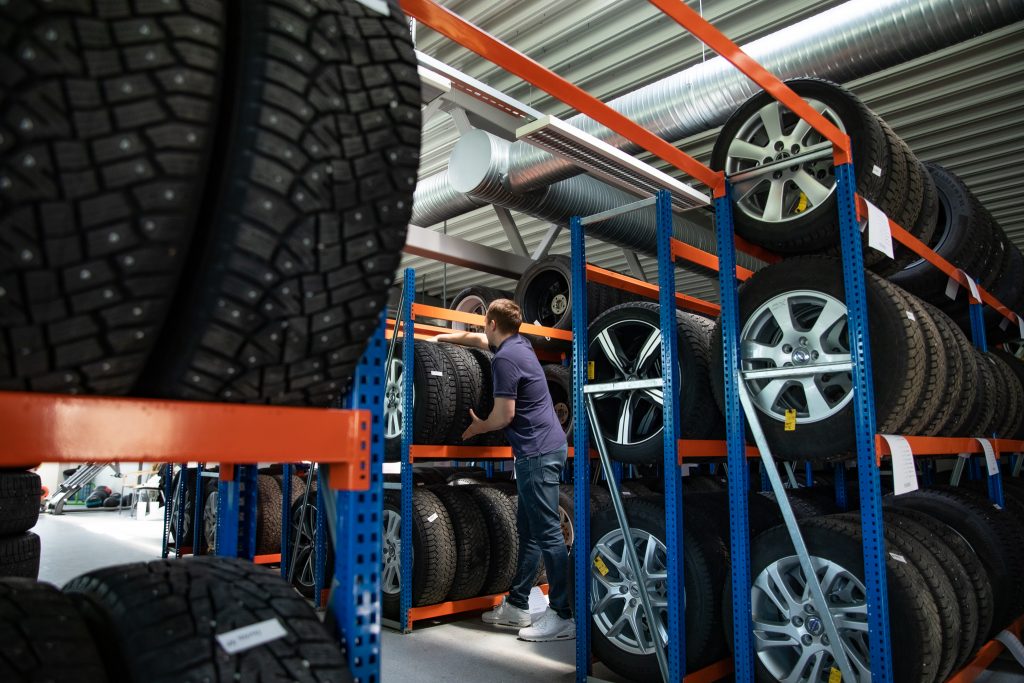 Dekk stabler i hyller på dekkhotell