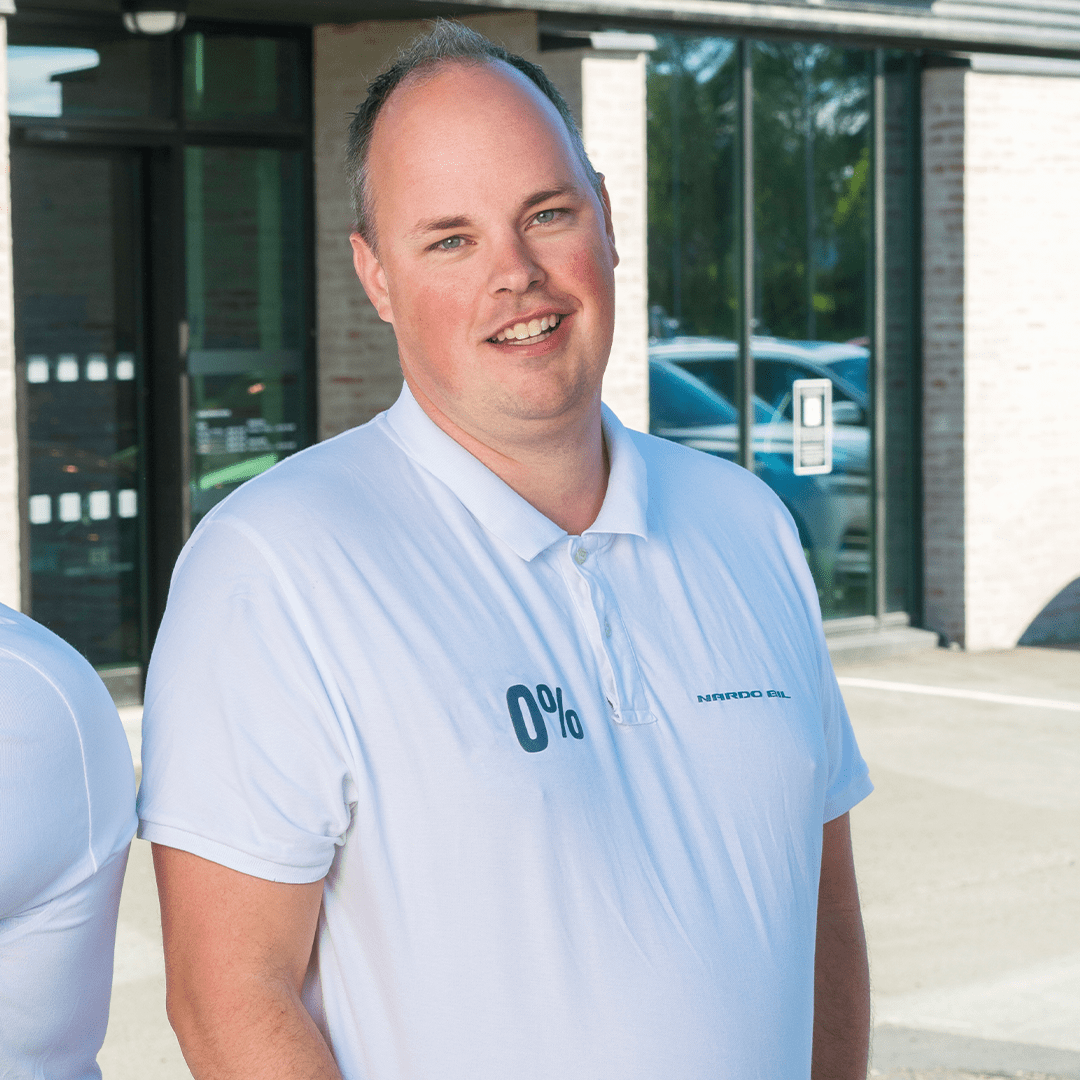 Mann i hvit t-skjorte