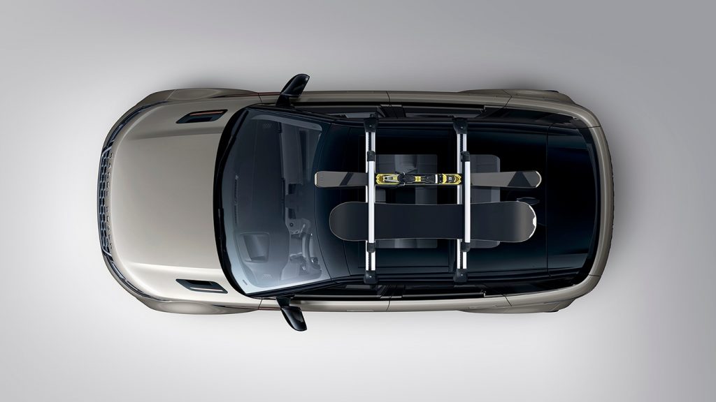 Grå bil sett ovenfra med skistativ på taket