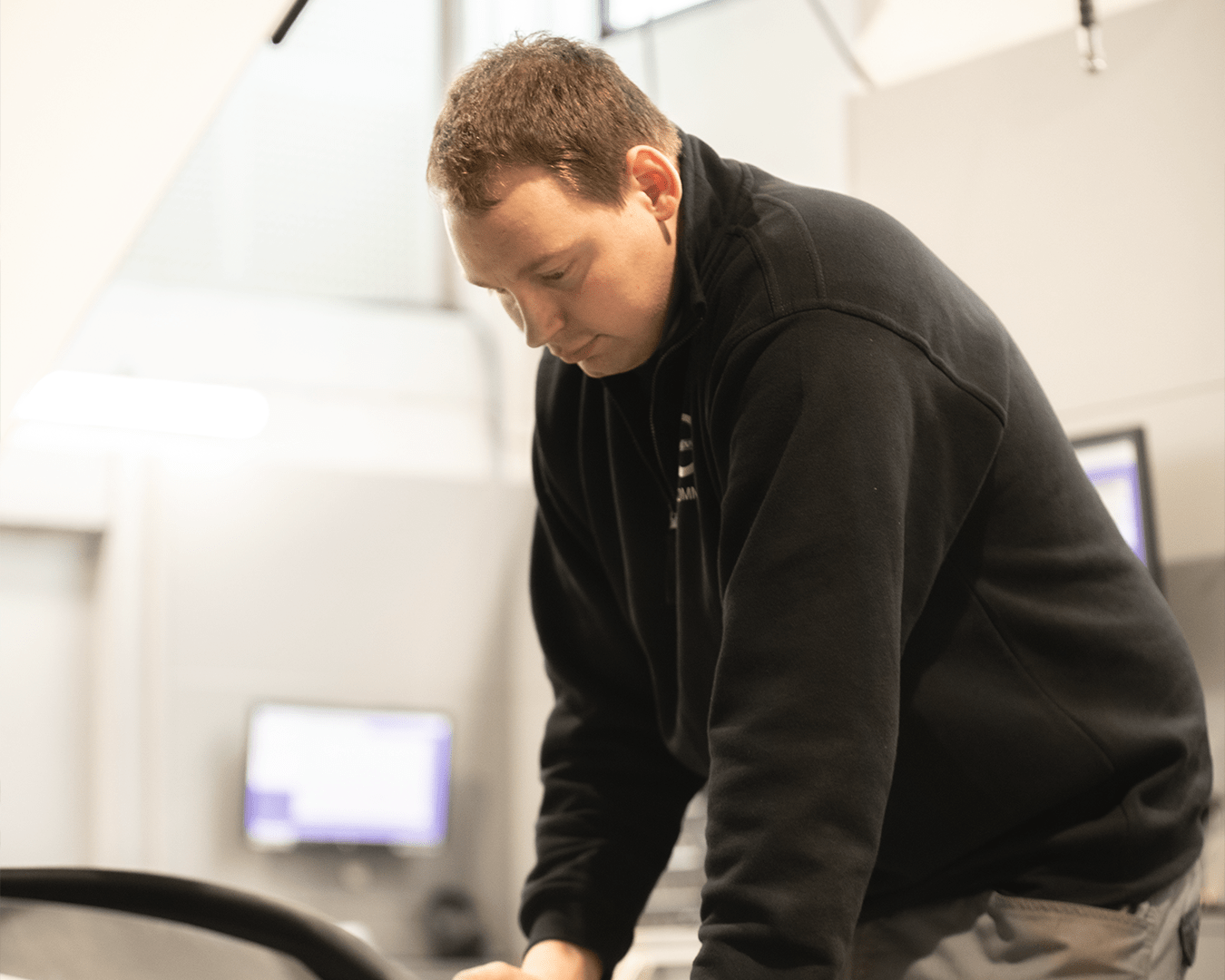 Mann jobber i motorrom