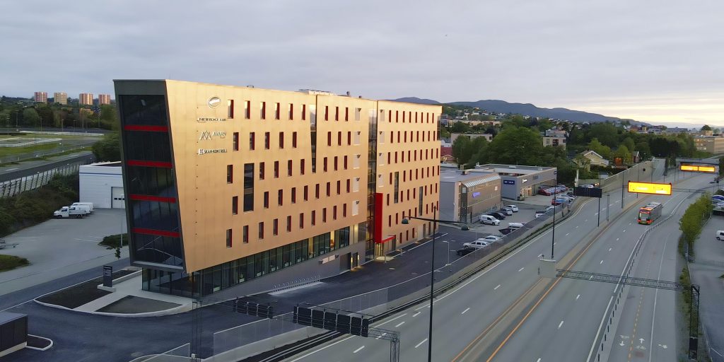 Bygning i tre med mange etasjer langs motorvei