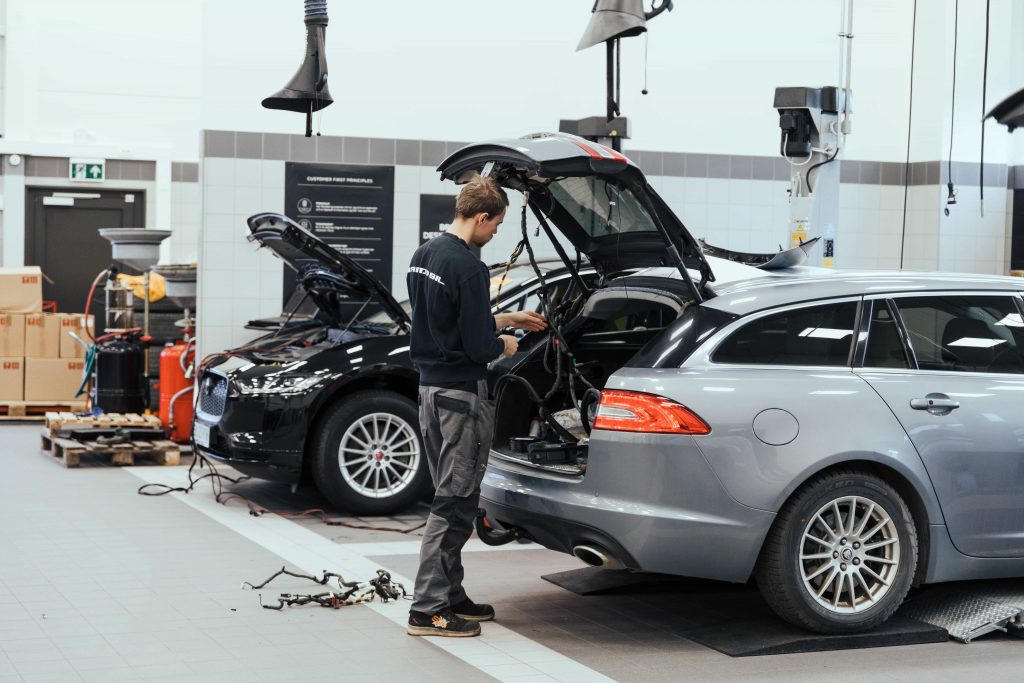 Arbeid utføres på bil ved Nardo Bil serviceverksted