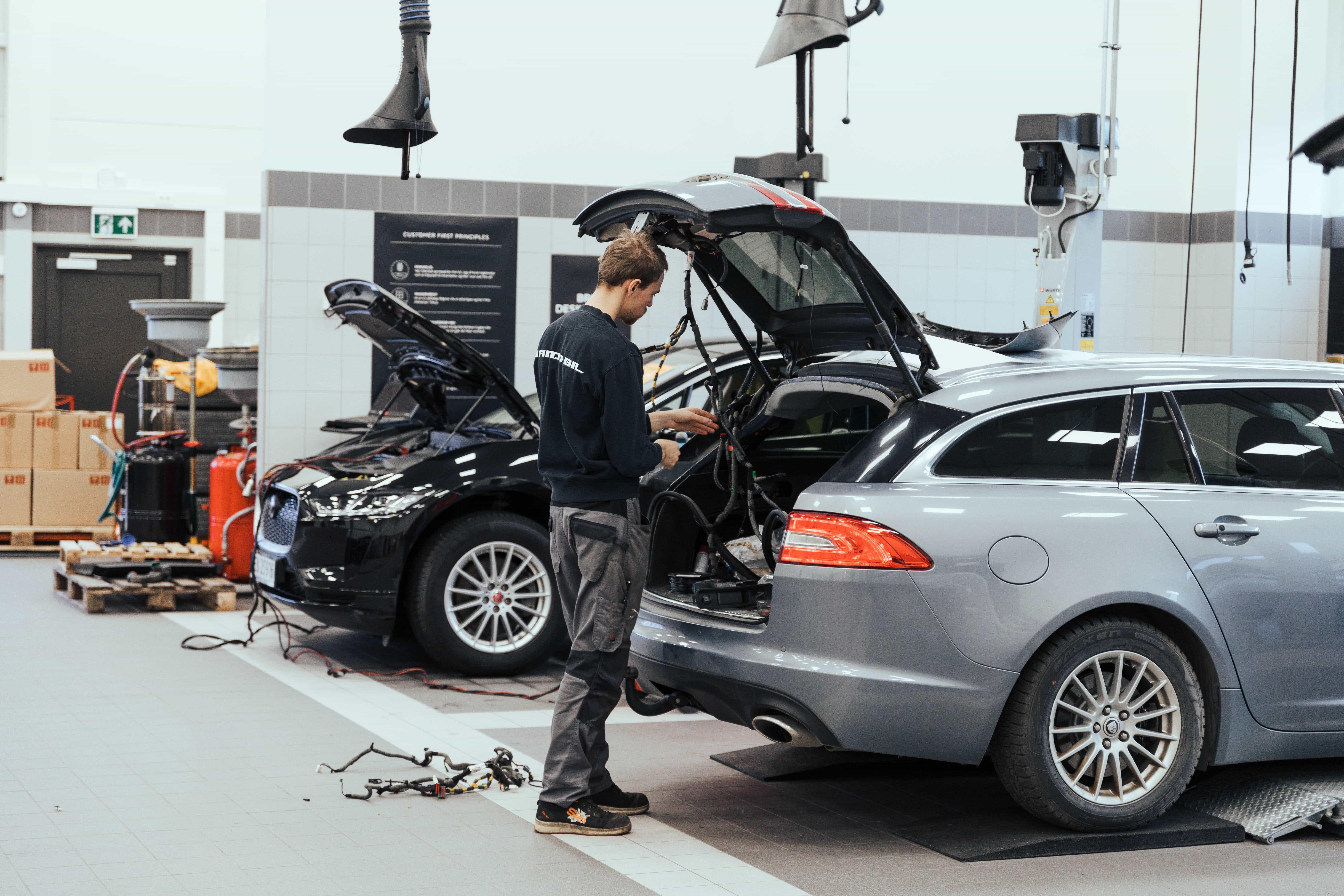 Arbeid utføres på bil ved Nardo Bil serviceverksted