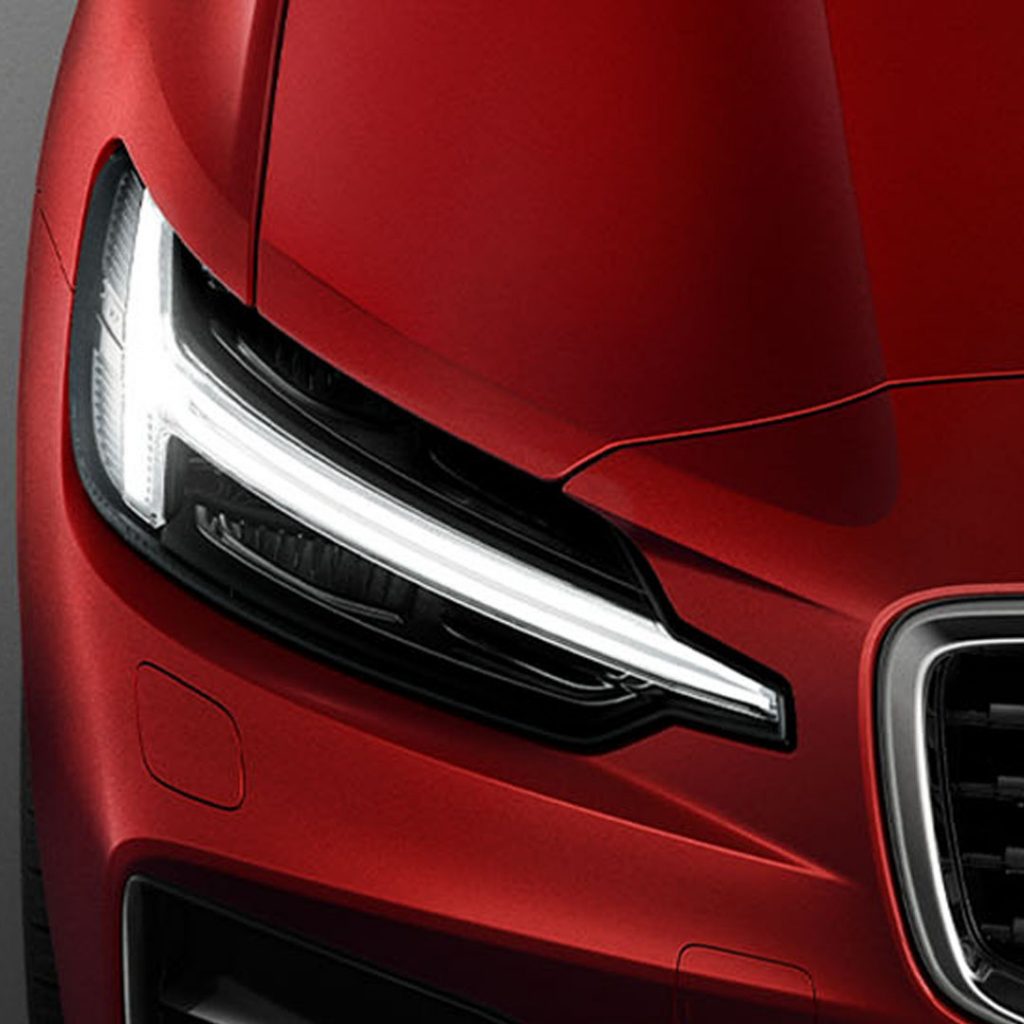 Frontlykten på en rød bil