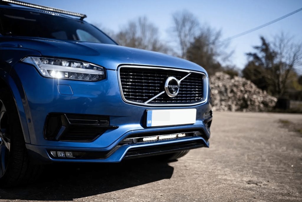 Front på blå Volvo