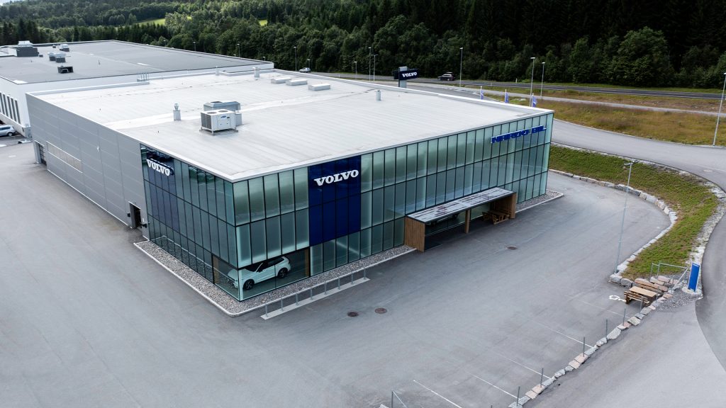 Stor, firekantet glassbygning