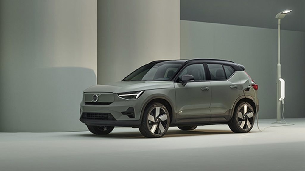 Grønn Volvo på lading i grønt rom