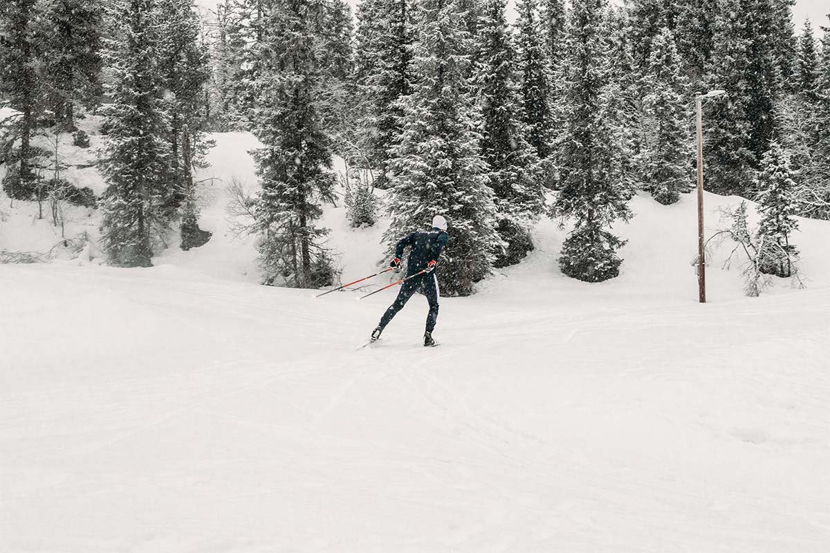 Mann går på langrennski