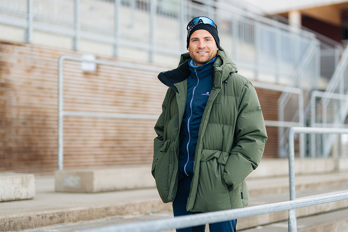 Niklas Dyrhaug i grønn boblejakke og raske briler på hodet