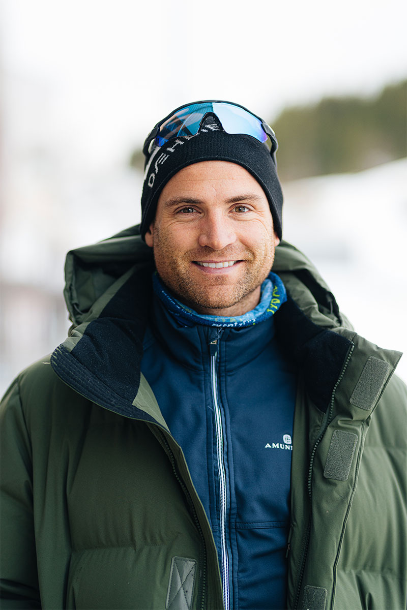 Niklas Dyrhaug i grønn boblejakke og raske briler på hodet