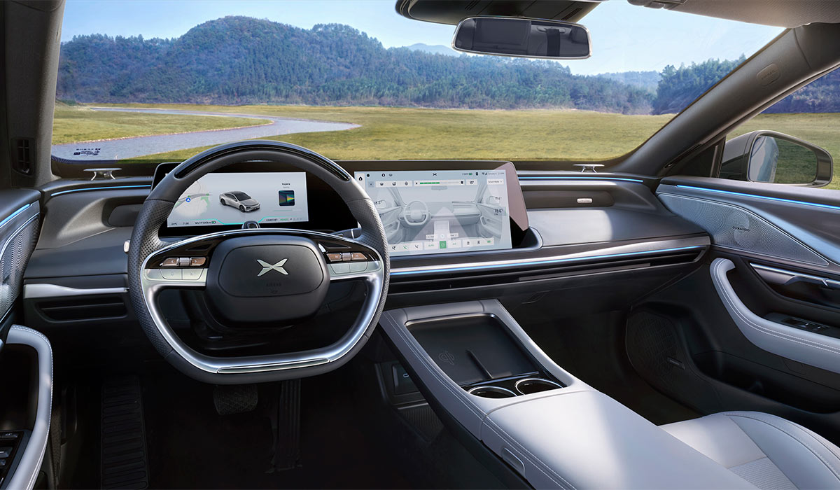 Dashbord i en Xpeng P7 med stor digital skjerm