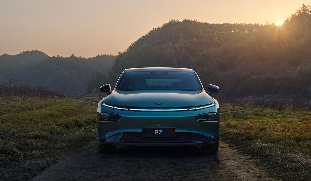 Grønn Peng P7 på grønn slette i solnedgang